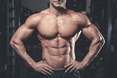 Beyaz seksi fitness modeli ab kadar yakın spor salonu