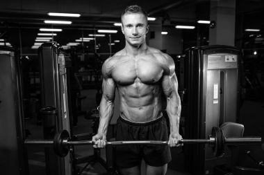 Diyet eğitim kas pompalama yakışıklı güç atletik erkek
