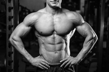 Beyaz seksi fitness modeli ab kadar yakın spor salonu