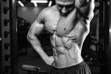 Beyaz seksi fitness modeli ab kadar yakın spor salonu