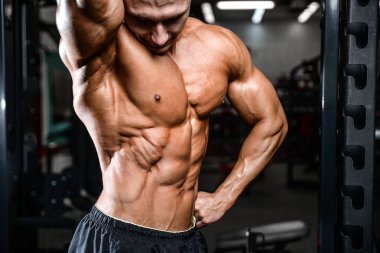 Beyaz seksi fitness modeli ab kadar yakın spor salonu