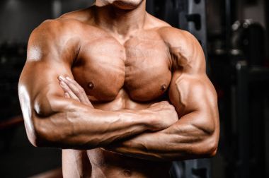 Acımasız beyaz yakışıklı fitness erkekler üzerinde diyet eğitim göğüs kuku