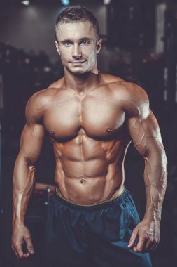 Beyaz seksi fitness modeli ab kadar yakın spor salonu