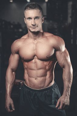 Beyaz seksi fitness modeli ab kadar yakın spor salonu