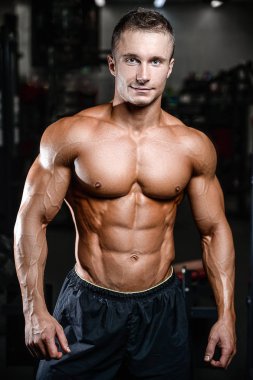 Beyaz seksi fitness modeli ab kadar yakın spor salonu