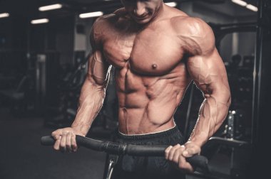 Beyaz seksi fitness modeli ab kadar yakın spor salonu