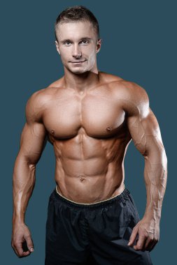 Beyaz seksi fitness modeli ab kadar yakın spor salonu
