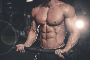 Beyaz seksi fitness modeli ab kadar yakın spor salonu
