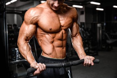 Beyaz seksi fitness modeli ab kadar yakın spor salonu