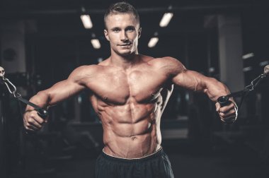 Acımasız beyaz yakışıklı fitness erkekler üzerinde diyet eğitim göğüs kuku