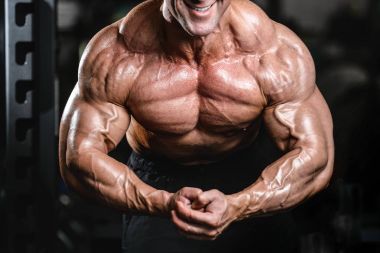 Acımasız beyaz yakışıklı fitness erkekler üzerinde diyet eğitim göğüs kuku