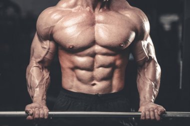 Beyaz seksi fitness modeli ab kadar yakın spor salonu