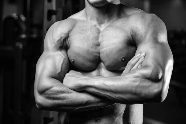 Brutal caucasiano bonito fitness homens na dieta de treinamento peito pum — Fotografia de Stock