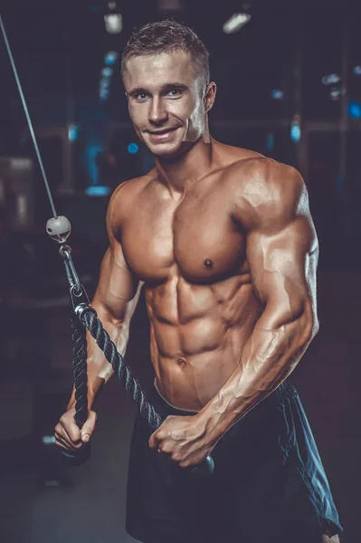 Brutal caucazian frumos fitness bărbați pe dieta de formare triceps g — Fotografie, imagine de stoc