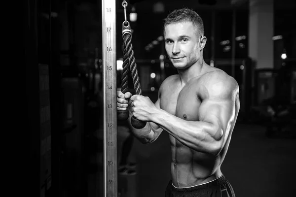 Brutal caucasiano bonito fitness homens em dieta de treinamento tríceps g — Fotografia de Stock
