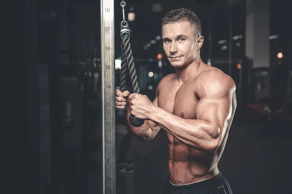 Brutal caucásico guapo fitness hombres en dieta entrenamiento tríceps g — Foto de Stock