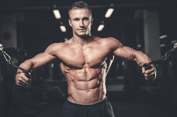 Brutal caucasiano bonito fitness homens na dieta de treinamento peito pum — Fotografia de Stock