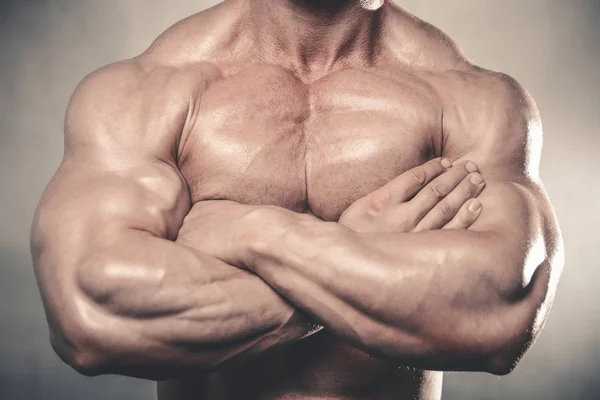 Brutal caucásico guapo fitness hombres en la dieta entrenamiento pecho pum — Foto de Stock