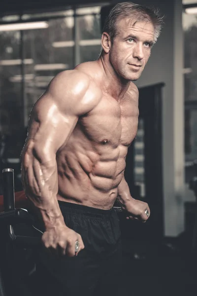 다이어트 훈련 가슴 pum에 잔인 한 백인 잘생긴 피트 니스 남자 — 스톡 사진