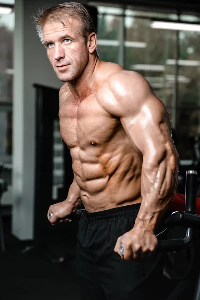 Brutal caucásico guapo fitness hombres en la dieta entrenamiento pecho pum — Foto de Stock