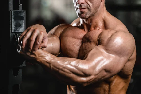 Brutale kaukasische gut aussehende Fitness-Männer auf Diät-Training Brust pum — Stockfoto