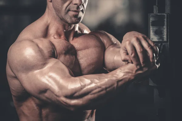 Brutal caucásico guapo fitness hombres en la dieta entrenamiento pecho pum —  Fotos de Stock