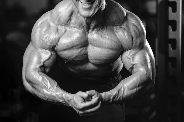 Brutalne fitness przystojny kaukaski mężczyzn na diety treningu klatki piersiowej pum — Zdjęcie stockowe