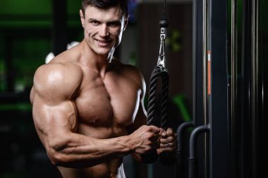 Kas yakışıklı atletik vücut geliştirmeci fitness model afte poz