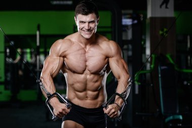 Kas yakışıklı atletik vücut geliştirmeci fitness model afte poz