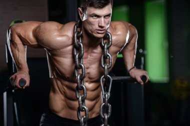 Kas yakışıklı atletik vücut geliştirmeci fitness model afte poz