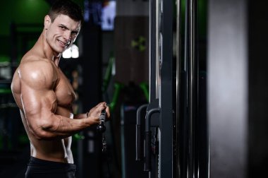 Kas yakışıklı atletik vücut geliştirmeci fitness model afte poz