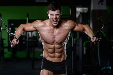 Kas yakışıklı atletik vücut geliştirmeci fitness model afte poz