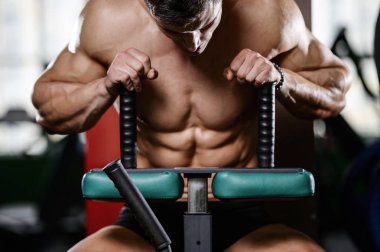 Kas yakışıklı atletik vücut geliştirmeci fitness model afte poz