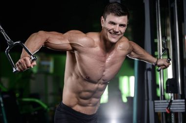 Kas yakışıklı atletik vücut geliştirmeci fitness model afte poz