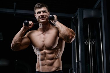 Kas yakışıklı atletik vücut geliştirmeci fitness model afte poz