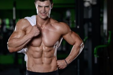 Kas yakışıklı atletik vücut geliştirmeci fitness model afte poz