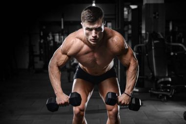 Kas yakışıklı atletik vücut geliştirmeci fitness model afte poz