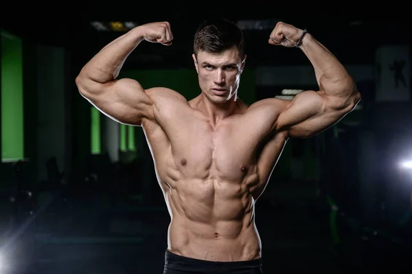 Model fitness mięśni przystojny sportowiec kulturysta stwarzających po — Zdjęcie stockowe