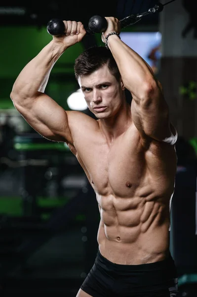 Muscolare bello atletico bodybuilder modello di fitness in posa afte — Foto Stock