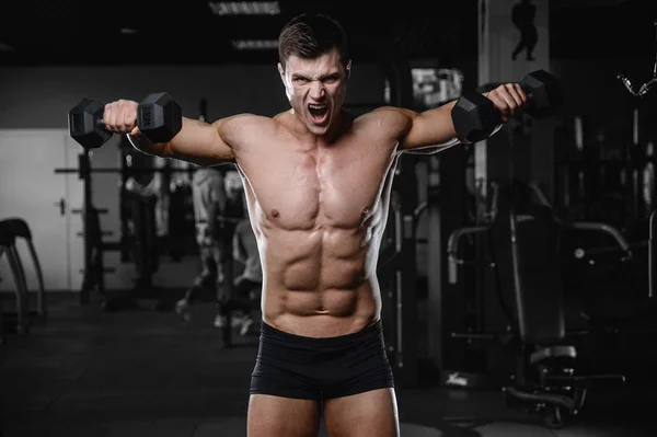 Musclé beau modèle de fitness bodybuilder athlétique posant afte — Photo