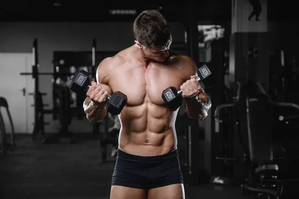 Kas yakışıklı atletik vücut geliştirmeci fitness model afte poz — Stok fotoğraf