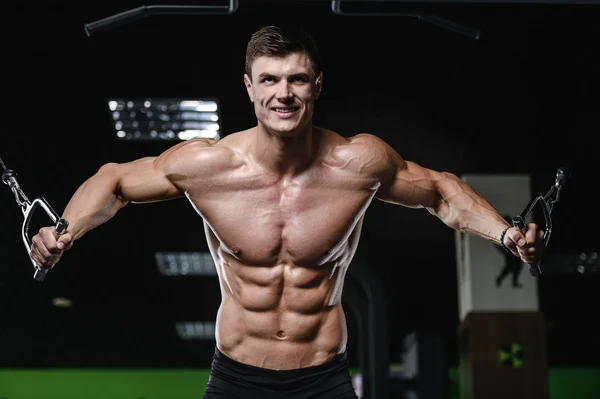 Muskulös gut aussehend athletisch Bodybuilder Fitness-Modell posiert achtern — Stockfoto