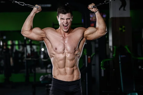 Gespierde knappe atletische bodybuilder fitness model poseren afte — Stockfoto
