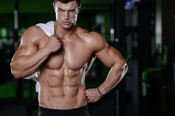 Musculoso guapo atlético culturista fitness modelo posando afte —  Fotos de Stock