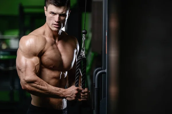 Gespierde knappe atletische bodybuilder fitness model poseren afte — Stockfoto