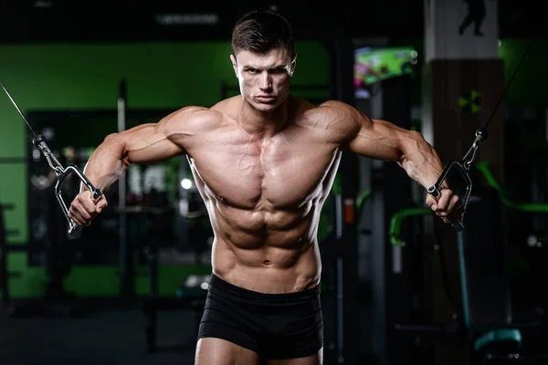 Gespierde knappe atletische bodybuilder fitness model poseren afte — Stockfoto