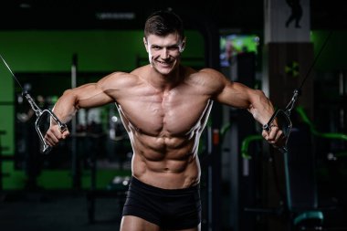Kas yakışıklı atletik vücut geliştirmeci fitness model afte poz