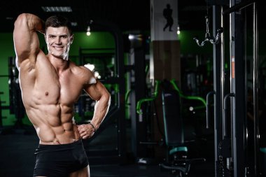Kas yakışıklı atletik vücut geliştirmeci fitness model afte poz