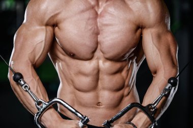Kas yakışıklı atletik vücut geliştirmeci fitness model afte poz