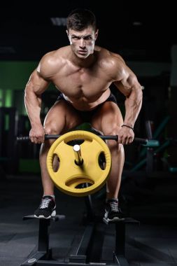 Kas yakışıklı atletik vücut geliştirmeci fitness model afte poz